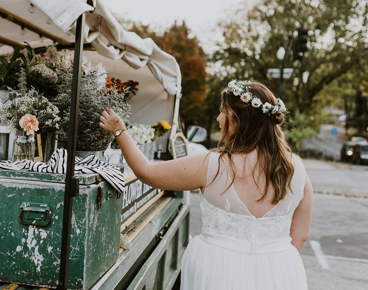 Real bride Jaymee stops at a flower stand to create her bouquet before the ceremony.