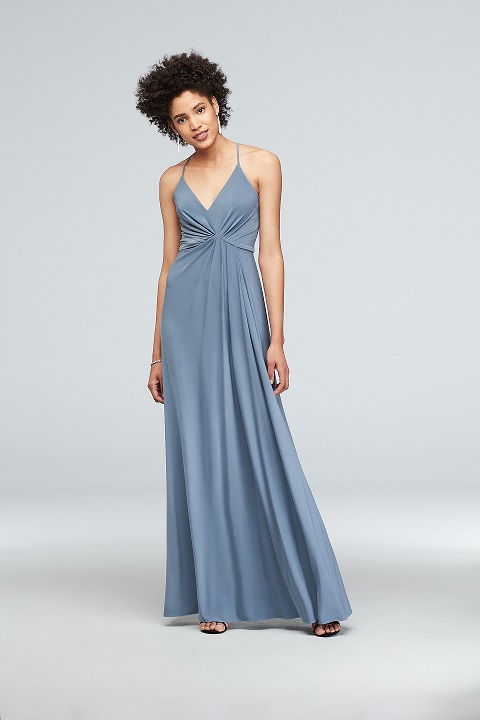 Bridesmaid in a flattering long blue dress with v-neck and flowy skirt with spaghetti straps 