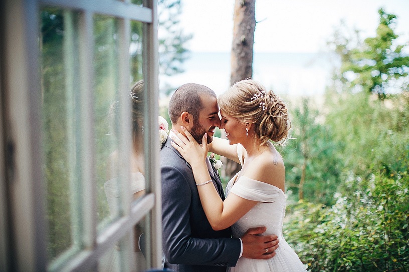 Real Bride Anna and groom Levan share a first look moment