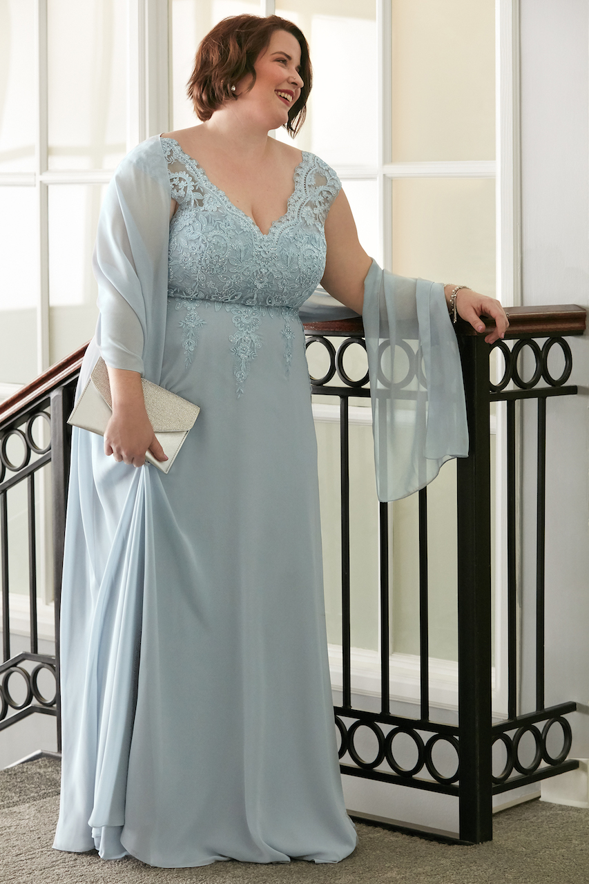 guest of spring wedding wearing dusty blue scalloped lace V-neck chiffon dress