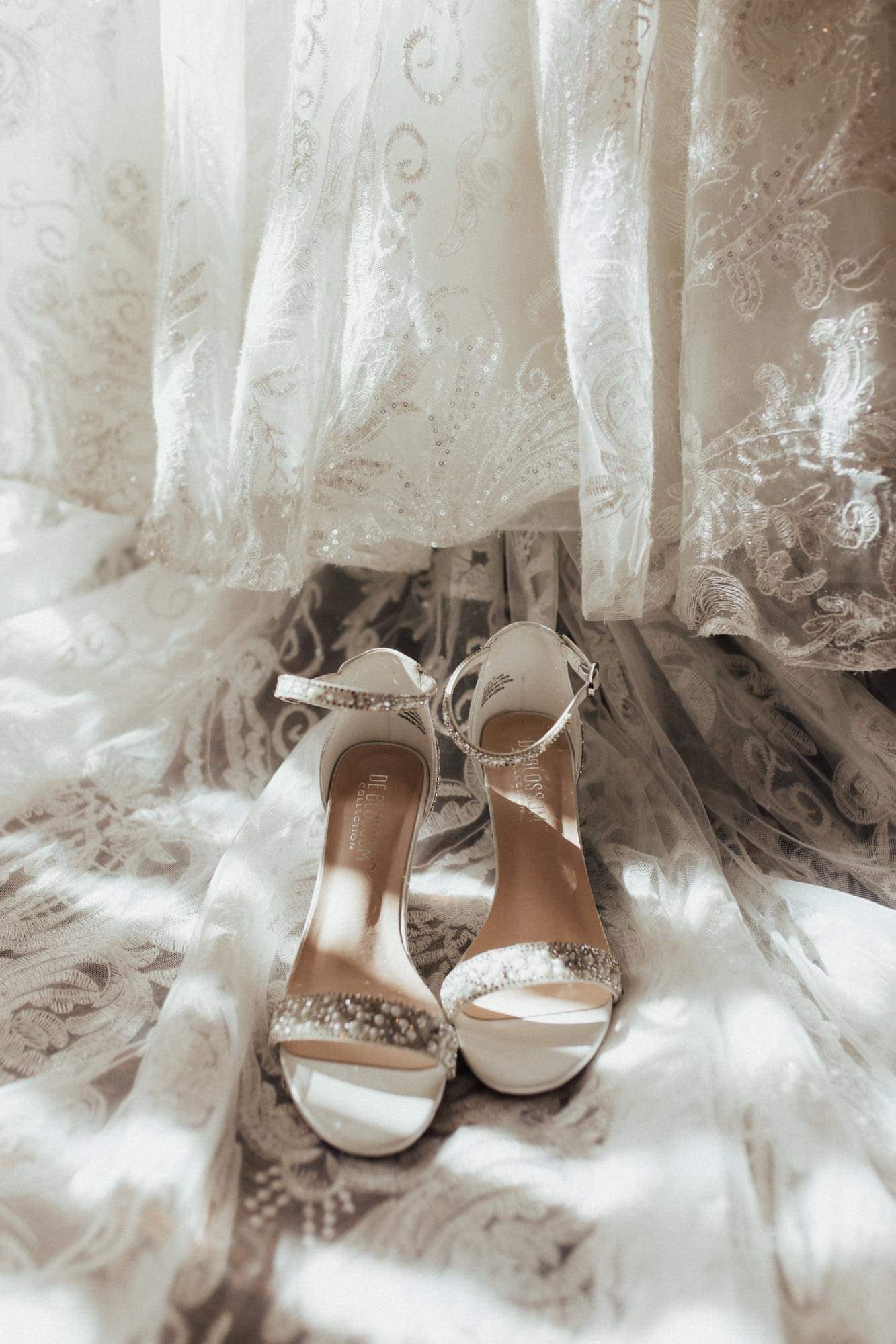 chaussures de mariée pour mariage d'automne en plein air