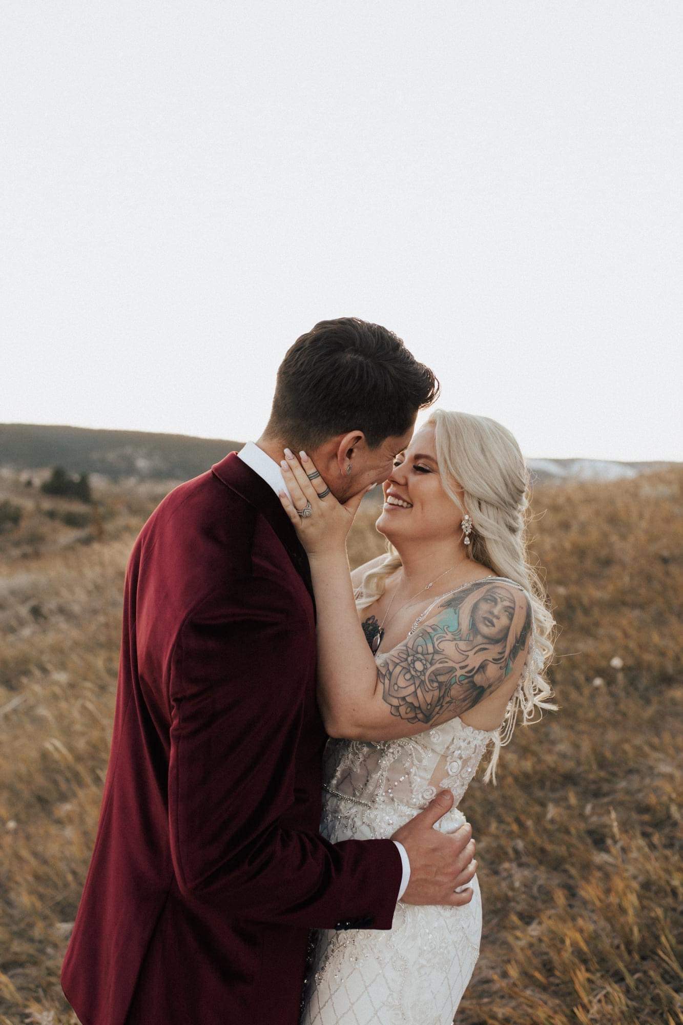les mariés s'embrassant au mariage d'automne en plein air