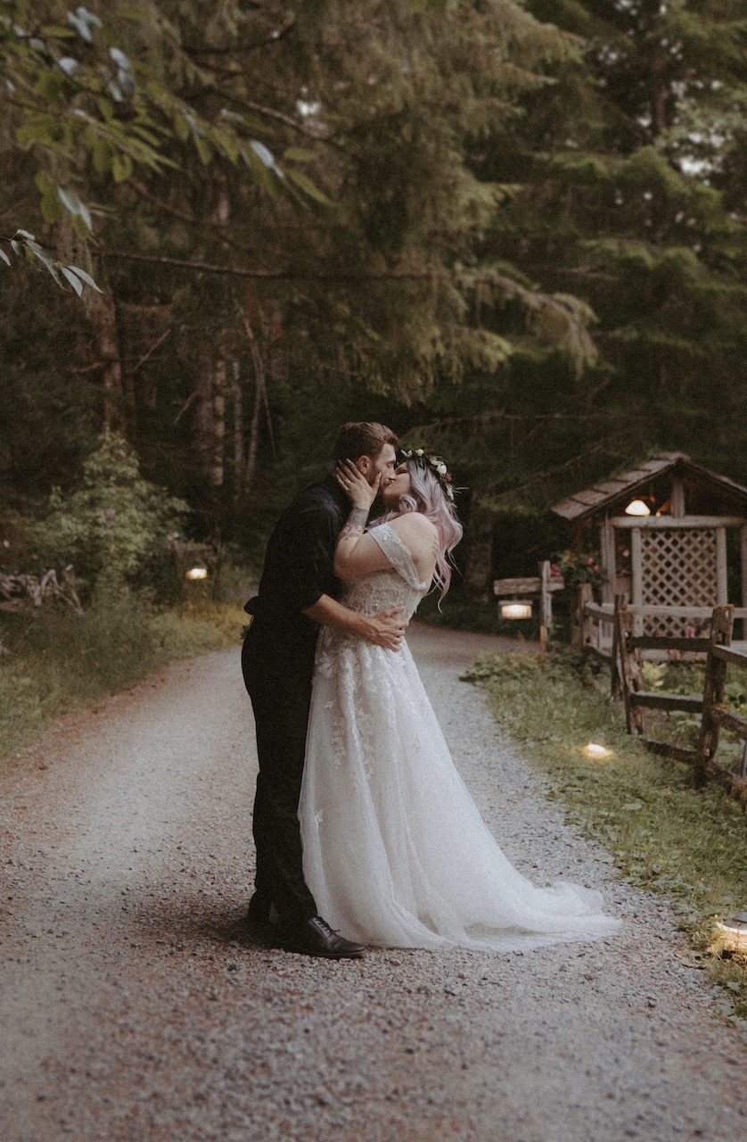 bride and groom kissing at wedding in mount rainer