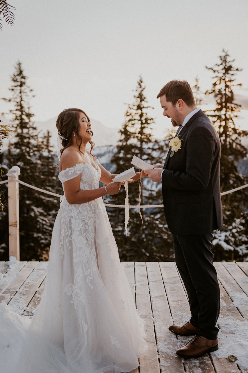 Les mariés partagent leurs vœux lors d'un mariage d'hiver en Suisse