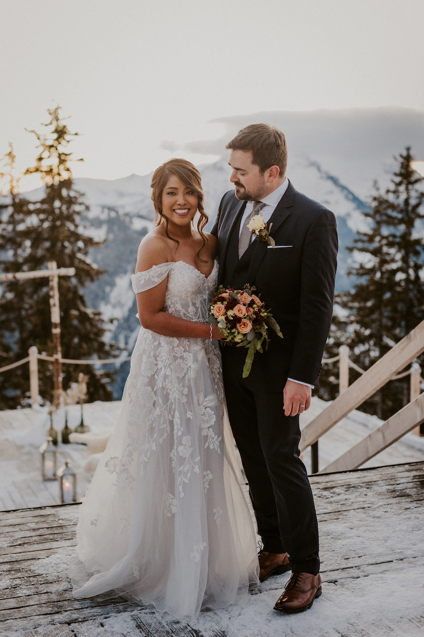 Mariée et marié au mariage d'hiver en Suisse