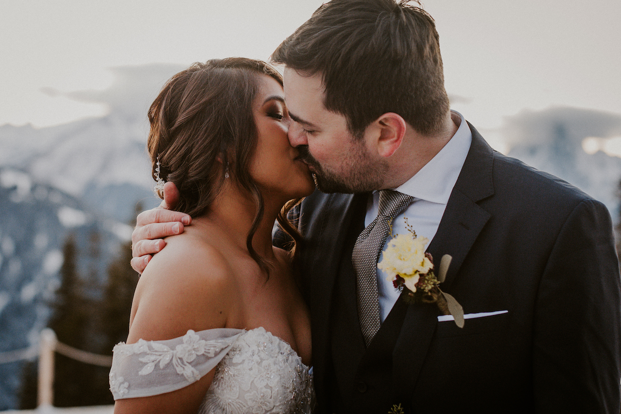 Les mariés s'embrassent lors d'un mariage d'hiver en Suisse