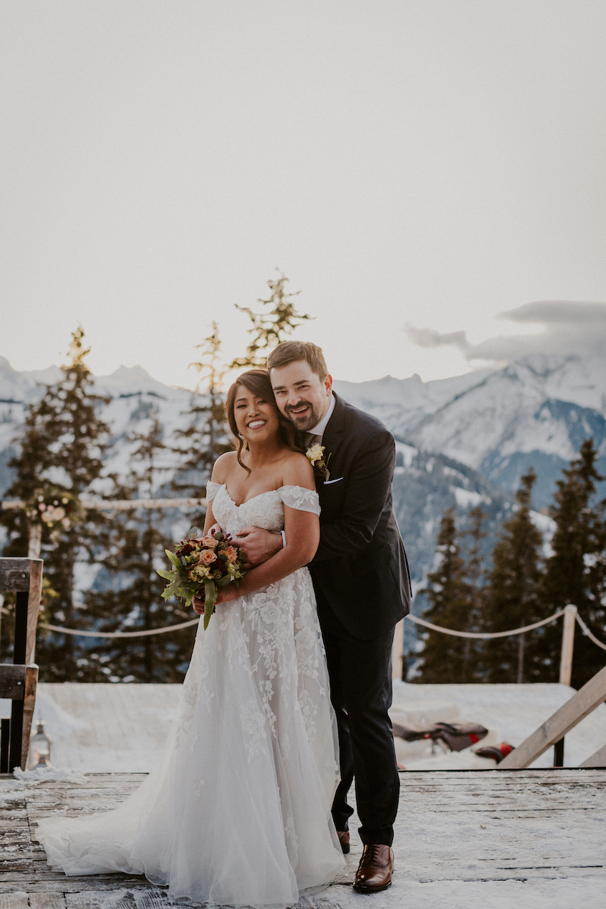 Mariée et marié au mariage d'hiver en Suisse