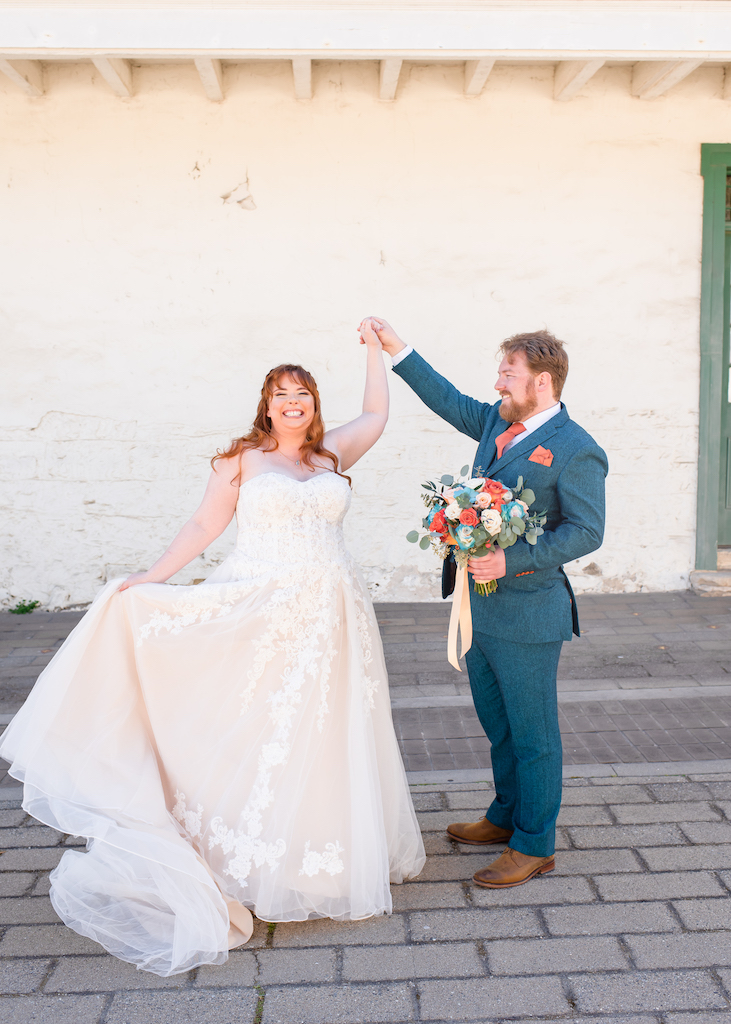 Groom spinning bride au mariage de printemps à Monterey