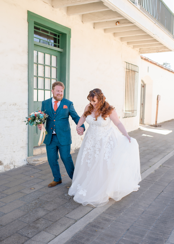 mariée et le marié marchant au mariage de printemps à Monterey
