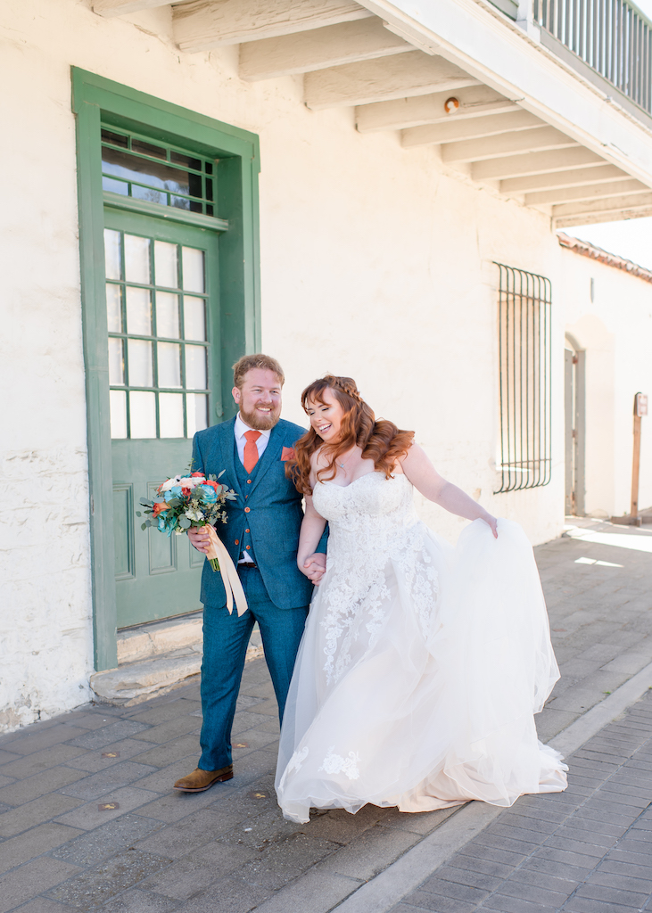 mariée et le marié marchant au mariage de printemps à Monterey
