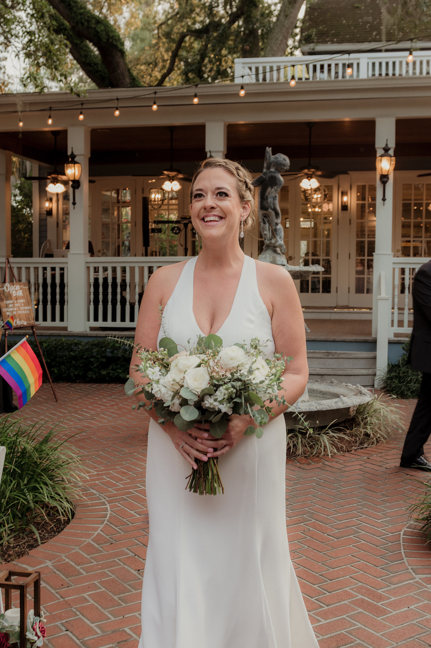 mariée marchant dans l'allée - mariage d'automne en floride