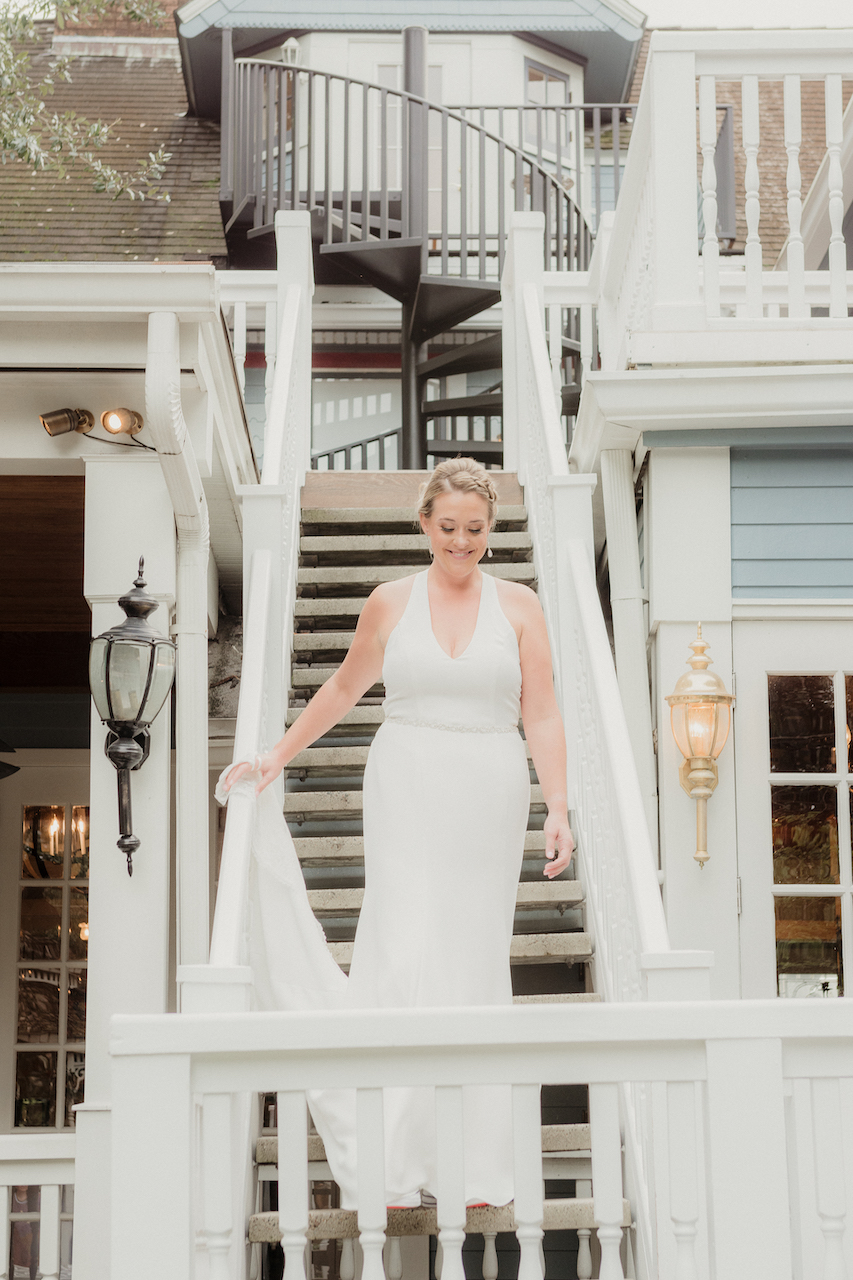 la mariée descend les escaliers