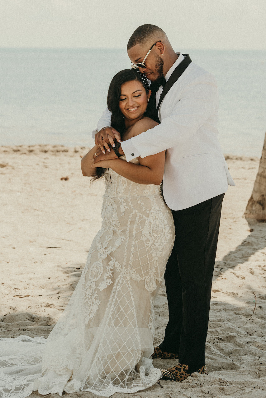 Les mariés s'embrassent lors d'un mariage tropical en Floride