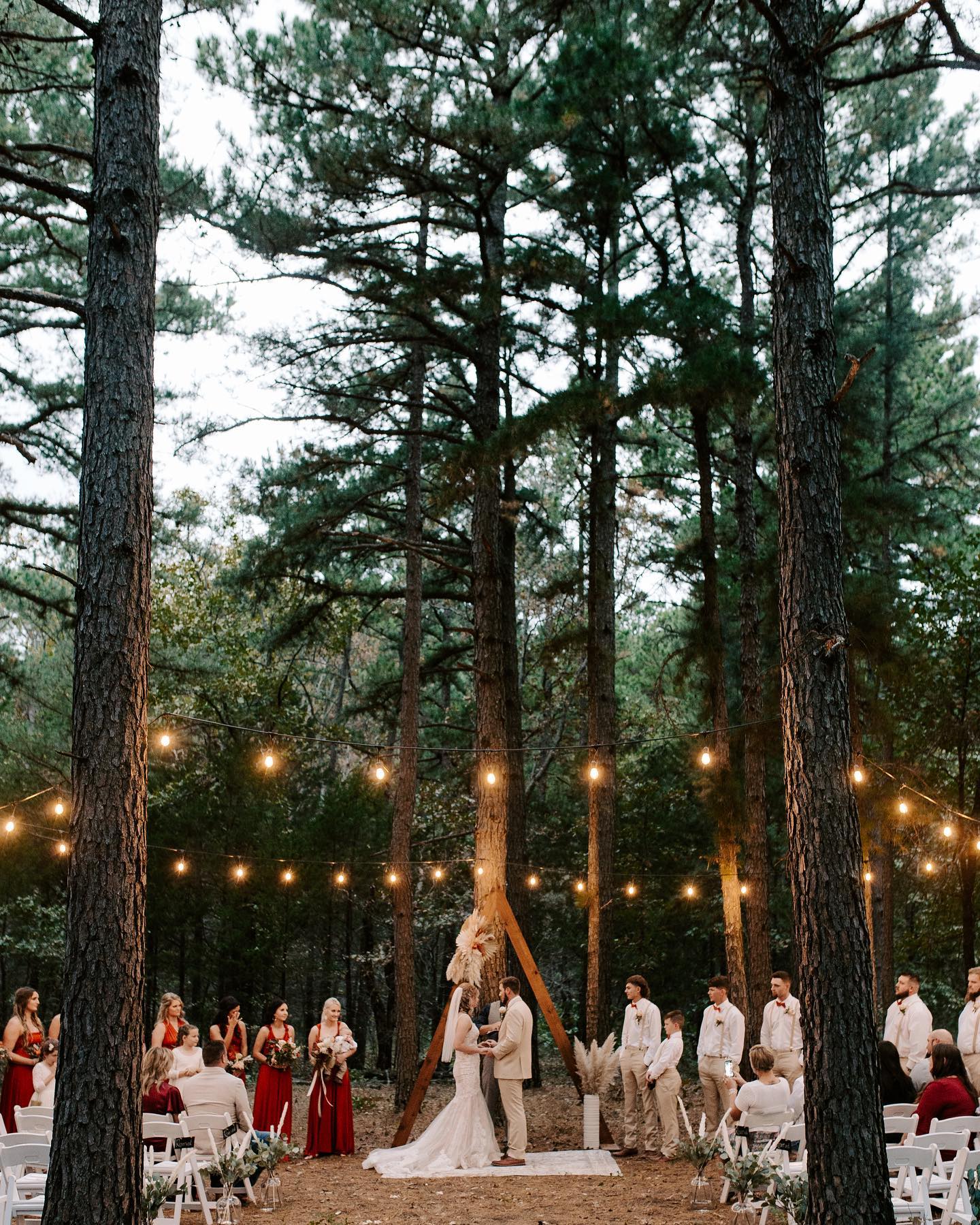 salle de mariage en forêt avec lumières