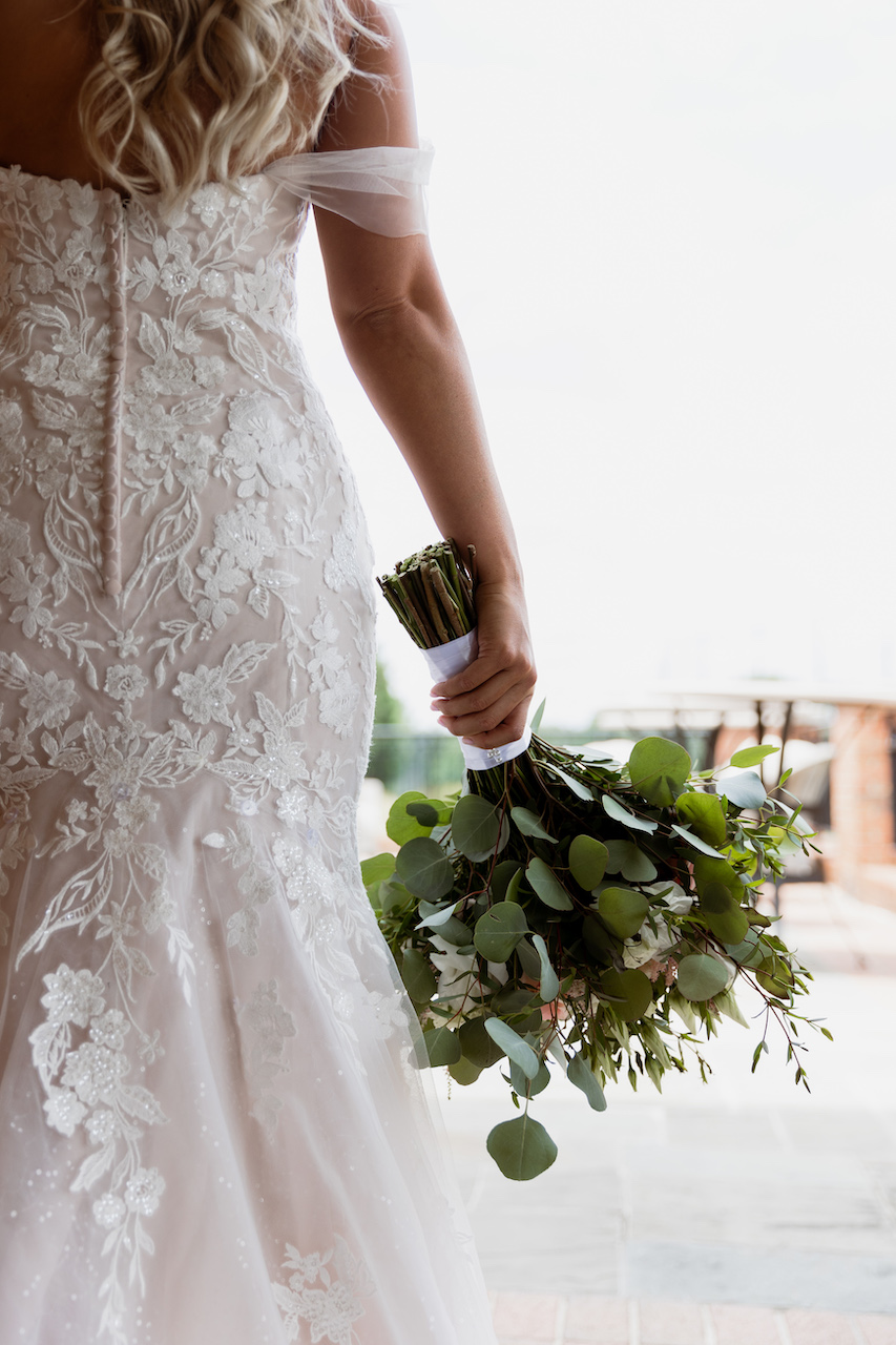 Dos de détail de la robe de mariée tourné - mariage d'été en Géorgie 