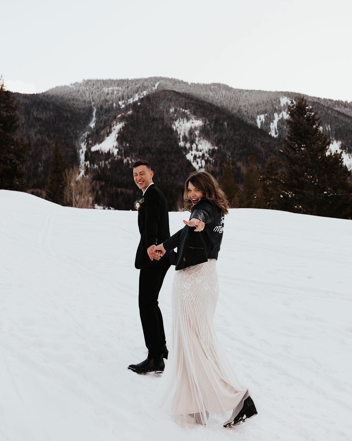 bride and groom in a winter wedding